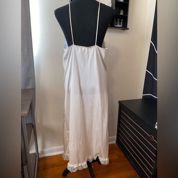 1980’s Joan Collins Vintage Lace Trimmed Nightgown - Picture 9 of 11